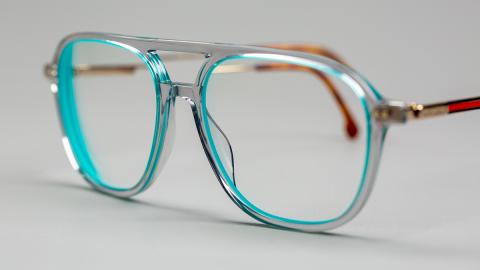 Der Glasrand einer Brille in Nahaufnahme