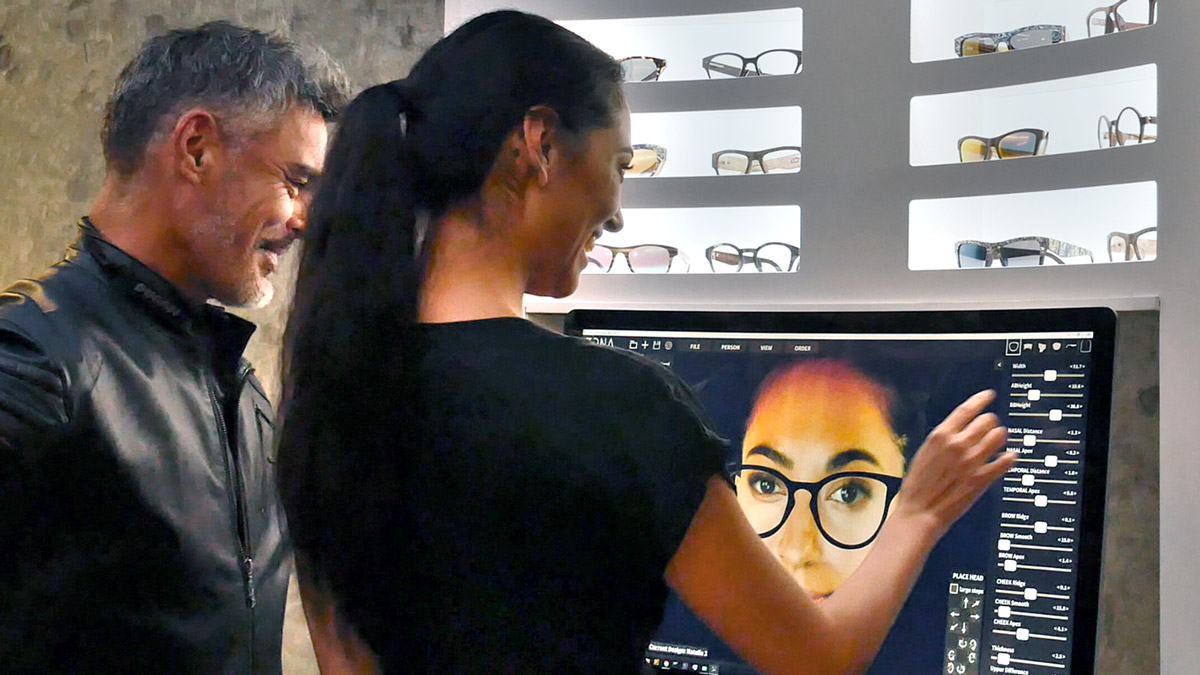 Kundin erstellt am 3DNA-Stand ihre Brille