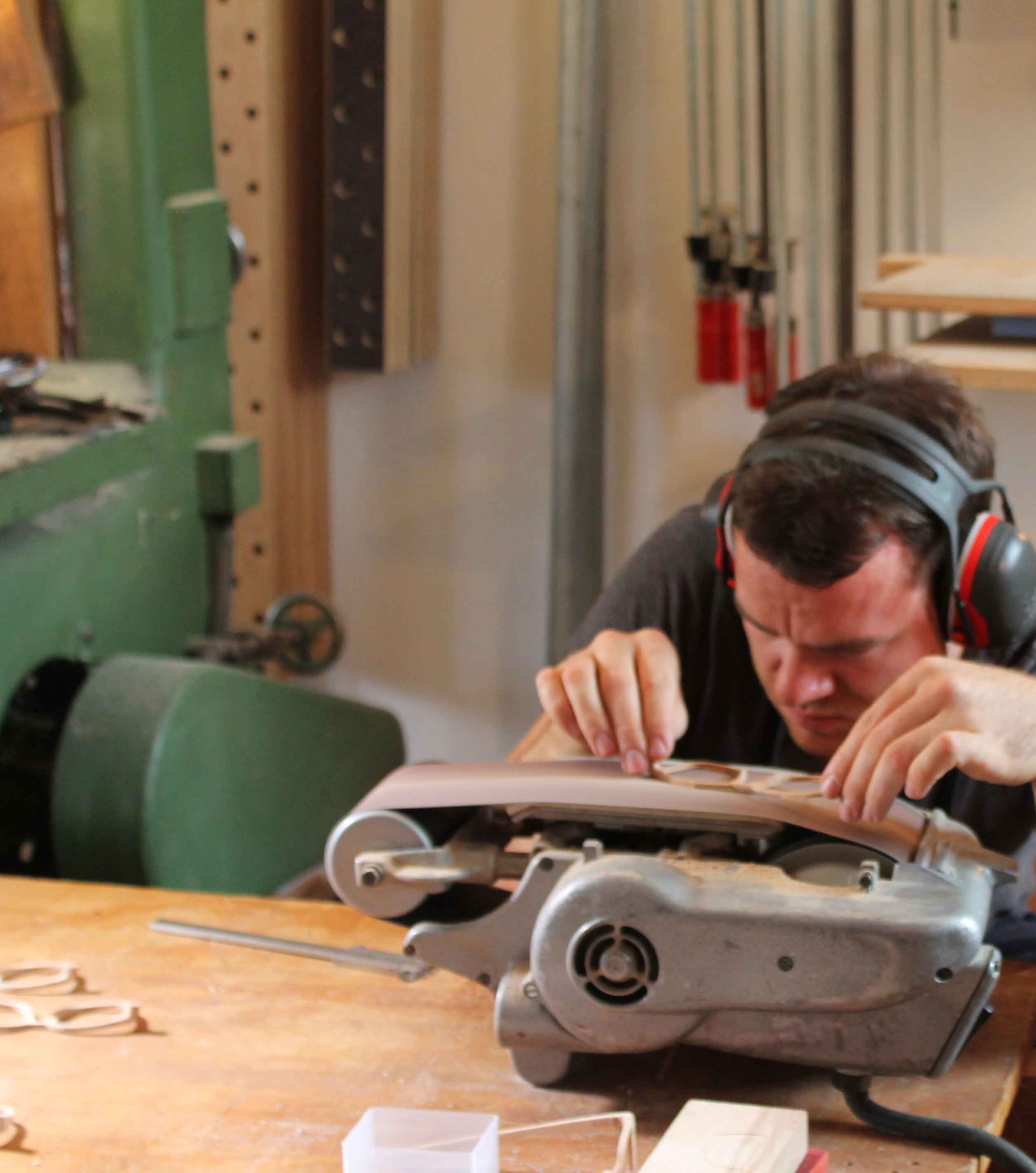 Linus Frank ist als Sohn eines Instrumentenbauers aus Dirnaich mit dem Werkstoff am besten vertrautn.