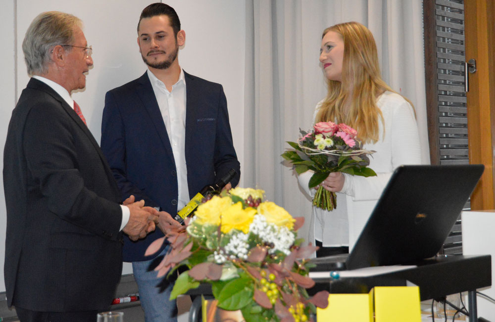 Preisstifter Helmut Baur übergab den Preis an die Studenten. 