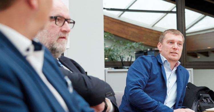 Entspannt blicken Martin Himmelsbach (Mitte) und Helge Nicolas Kamm (rechts) drein, die Verantwortlichen für brillen-online.de, das erst vor wenigen Stunden online gegangen ist.
