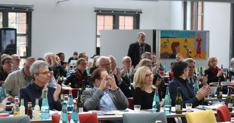 Die ZVA-Mitglieder kamen am 10. und 11. März in Potsdam zusammen. Georg Pawlowski - im Bild stehend - erhielt dort den Léon-Hauck-Preis 2017.