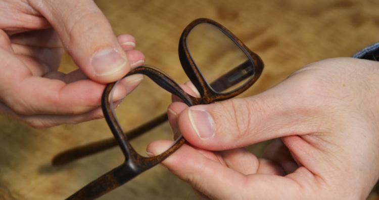 "freisicht" aus München fertigt massive, anpassbare Holzbrillen.