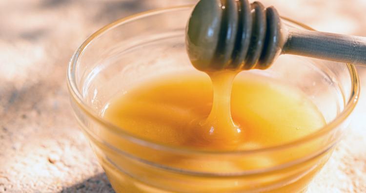Schale mit dickflüssigem gelben Honig