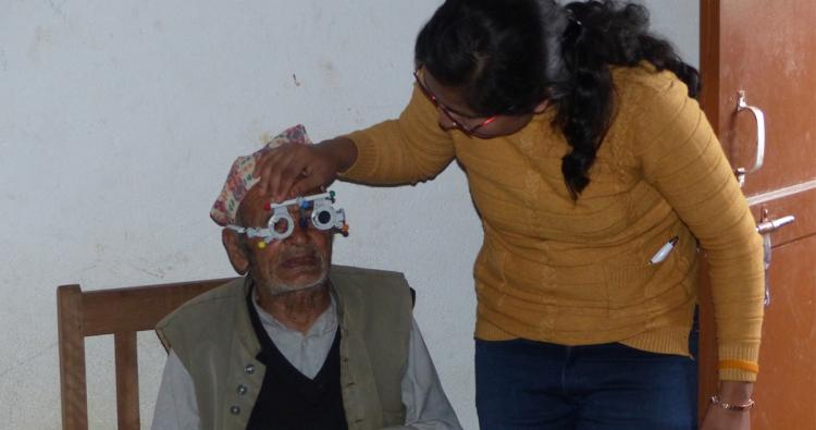 Vermessen der Augen eines älteren Herren in Nepal