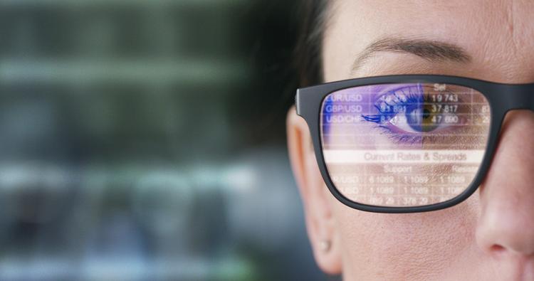 Nahaufnahme einer Datenbrille auf dem Gesicht einer Frau