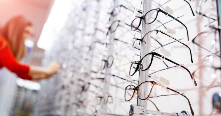 Brillenpräsentation beim Augenoptiker