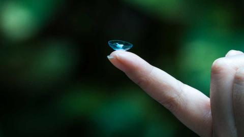 Eine Kontaktlinse auf einem Finger