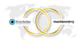 Logos von Mark'ennovy und Brien Holden Institut auf einer Weltkarte