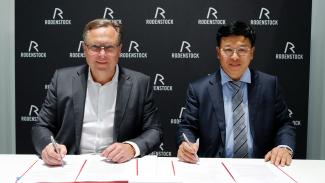 Oliver Kastalio, CEO der Rodenstock Group, und Alex Tang, CEO von TR Optical (re.).