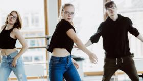 Tanzende Jugendliche im Balettstudio