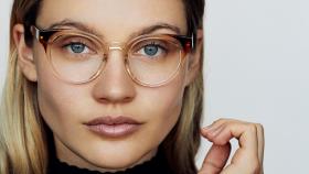 Modell trägt Ørgreen Optics Brille