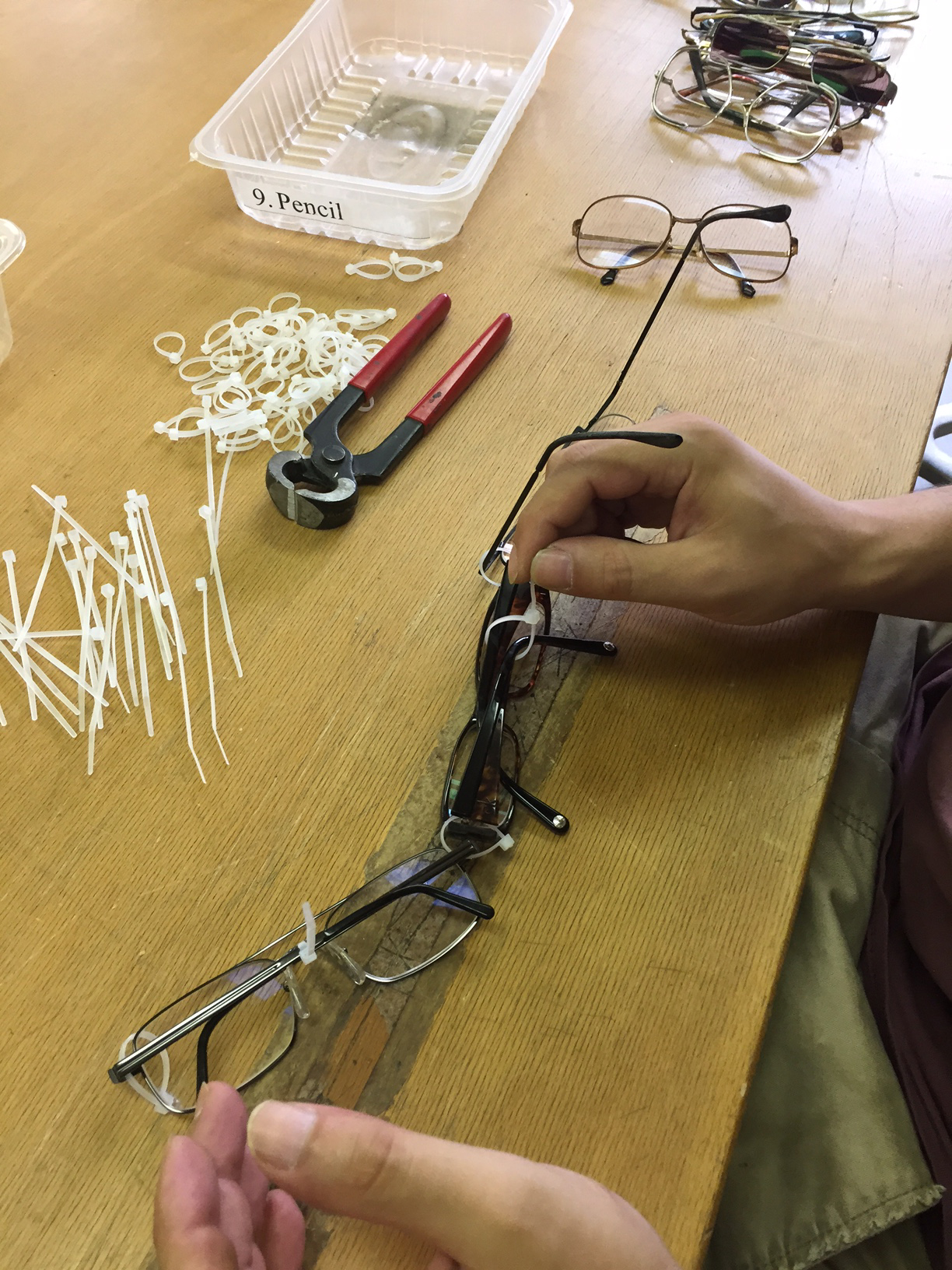 Brillen werden mit Kabelbindern zusammengeknüpft