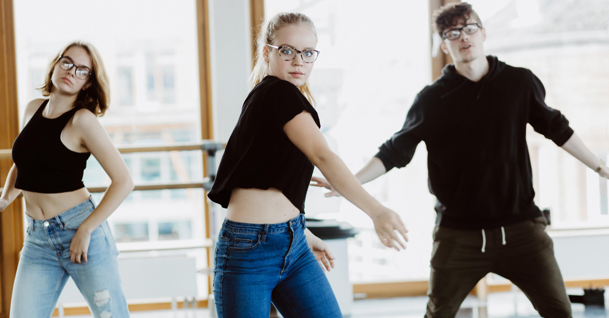 Tanzende Jugendliche im Balettstudio
