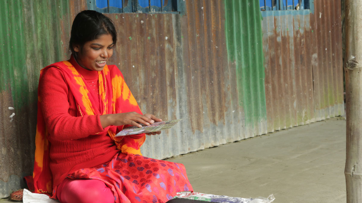 Shantona aus Bangladesch liest mit Hilfe der Braille Schrift.