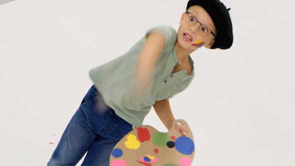 DOZ Fotoshooting Kids und Teens - Junge hat sich als Maler verkleidet