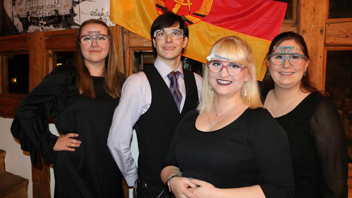 vier Gewinner des PLW mit den gestalteten Siegerbrillen