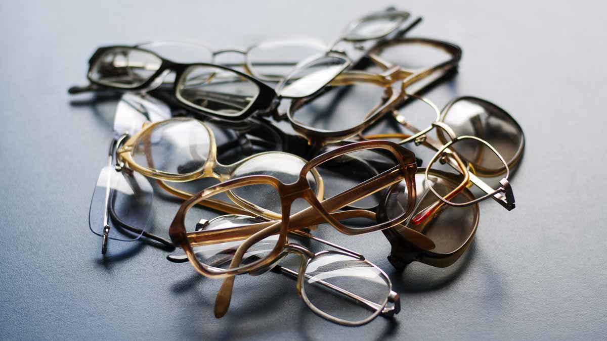 Viele Brillen auf einem Haufen