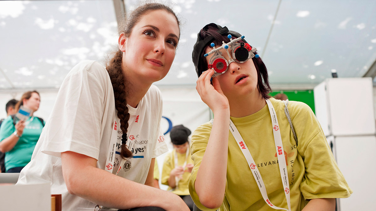 Zwei junge Personen benutzen Refraktionsbrille