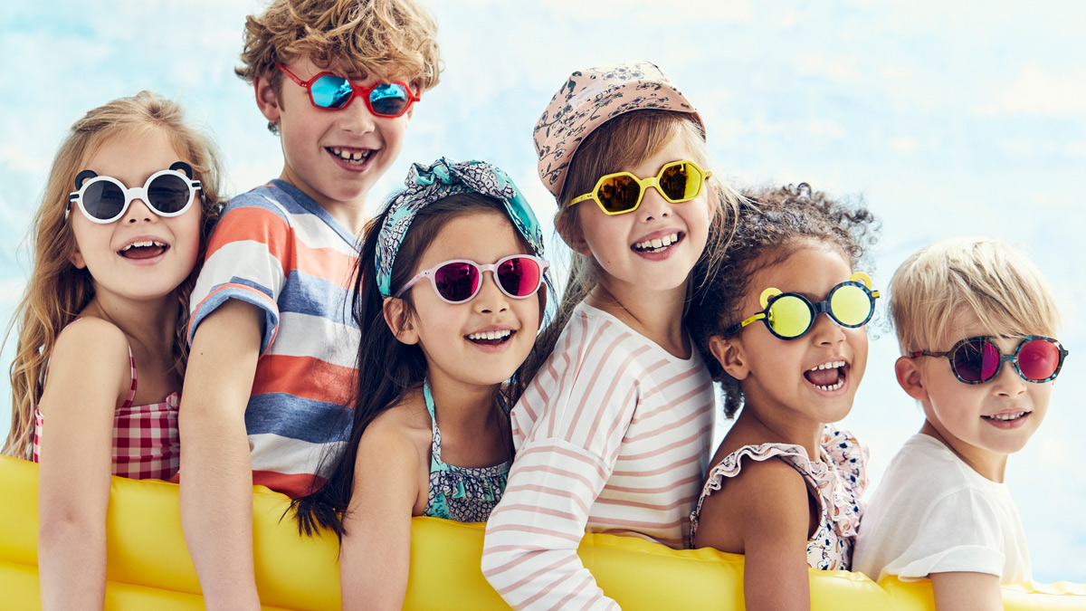 Kinder mit Sonnenbrillen von Zoobug London grinsen in die Kamera