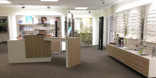 Ladeneinrichtung Optometristin