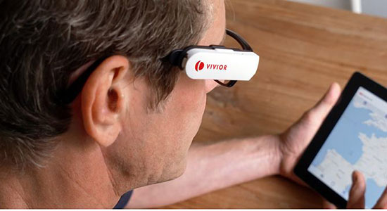Vivor Monitor an eine Brille geklippt