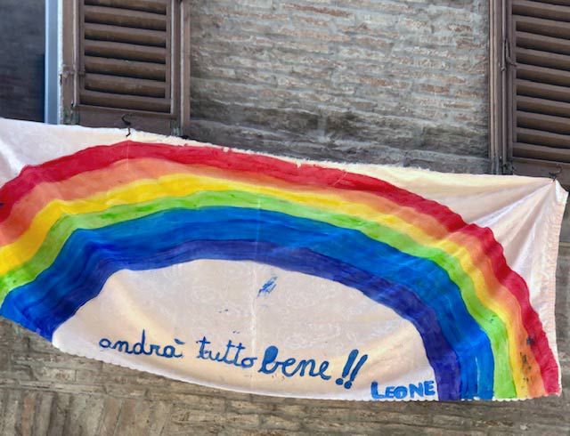 Italiener hängen Regenbogen-Fahne aus dem Fenster