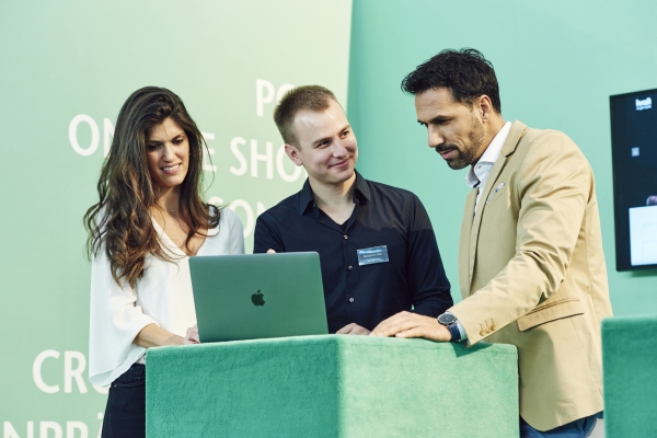 Studenten und Besucher beim opti Showcase