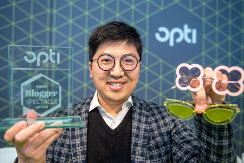 Der Gewinner des Blogger Spectacle Award für den besten Newcomer aus den Opti Boxen: Brian Hou von Rounder Rounder.