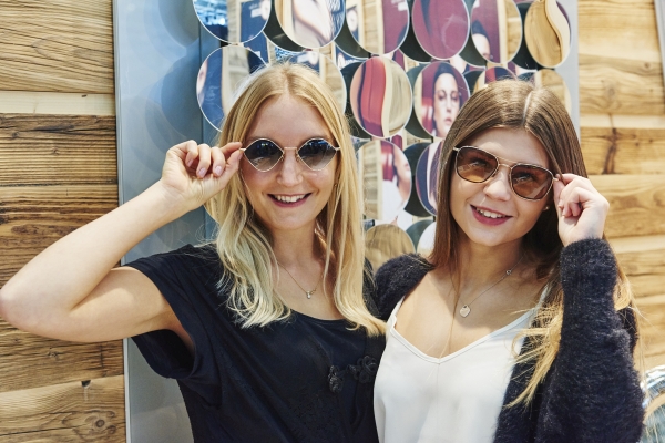 opti Frauen präsentieren Brillen