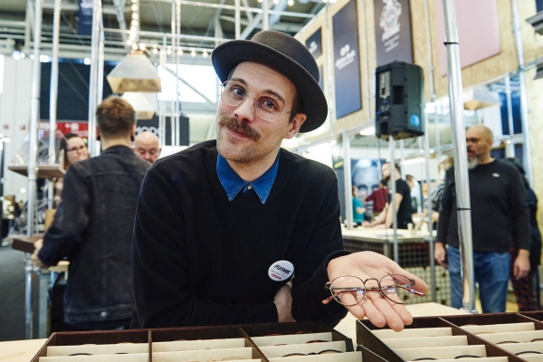 opti Aussteller zeigt seine Brillen