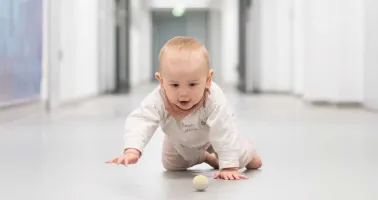 Baby krabbelt