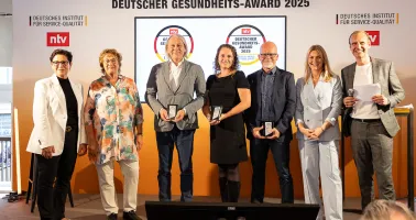 Gruppenbild mit Siegern des Deutschen Gesundheits-Award in der Kategorie Kontaktlinsenhersteller