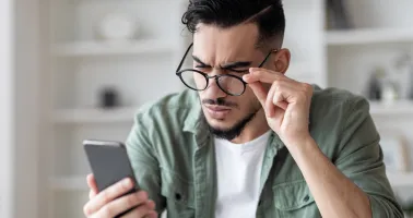 Mann mit Lese-Schwierigkeiten