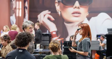 Menschen auf der Messe