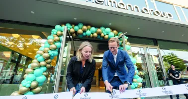 Marc Fielmann zerschneidet Band