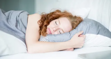 Frau schläft im Bett