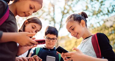 Schulkinder am Handy