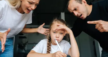 Eltern schreien Kind an