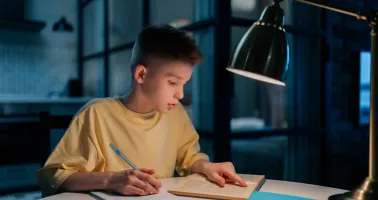 Kind bei Hausaufgabe