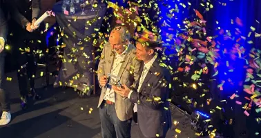 Sickenberger und Marx unter Beschuss mit Konfettikanone