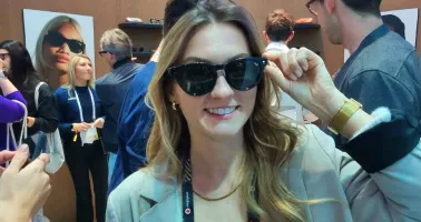 Angelika mit der Ray Ban Meta