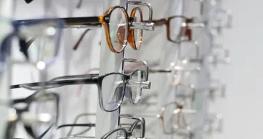 Brillenregal beim Optiker
