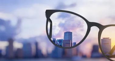 scharfe Sicht durch Brillenglas