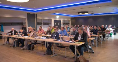 Bild von einem Sitzungssaal 