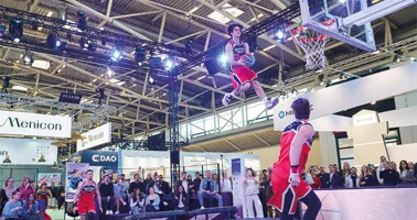 Basketball Dunk auf Tomorrow Vision-Fläche