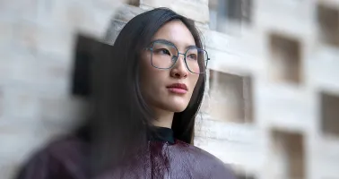  Modell trägt eine Fassung aus der Frühjahr-/Sommerkollektion von Blackfin