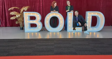 Kyra Schiffke mit den Organisatoren der Bold Light