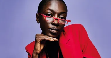 Dame mit roter Lesebrille und rotem Jacket