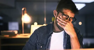 Mann reibt sich die Augen